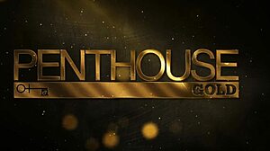 Menajera blondă busty Casca Akashova la muncă.