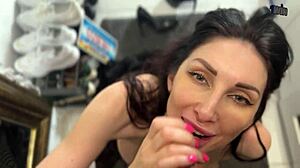 Горячая МИЛФ сосет ДВА ЧЛЕНА и глотает ОГРОМНУЮ ПОРЦИЮ!