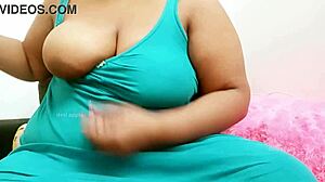 Desi sexy Indian aunty looks amazing! 😘