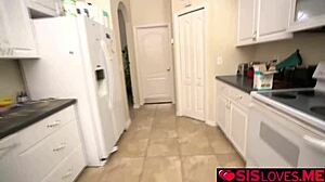 स्टेपसिस्टर किचन में बड़े लंड से सीख रही है?