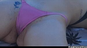 Casada pede pro vendedor passar bronzeador em seu bumbum! Que ousadia na praia!