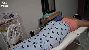 Fui A Limpiar La Habitación De Mi Vecino Y Se Emocionó Al Darme El Masaje