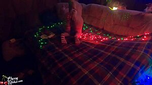 MILF Krismas bagi hisap yang lembap dan ambil doggy anal dengan creampie