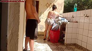 Stepdad Horny Tangkap Stepdaughter Pakai Shorts dan Haus Memek Latina Juicy-nya.