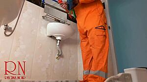 Husmor blottlegger uten truser mens hun forfører rørleggeren ved siden av