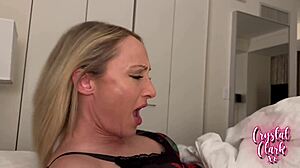 Мачеха делит отельную кровать со мной на дикий уикенд