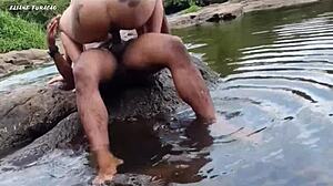 Casal fazendo sexo ao ar livre quase fomos pegos mas levei uma jorrada de porra gostosa