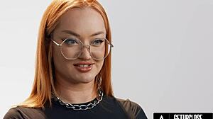 Kızıl Saçlı Emma Magnolia, Solo Orgazmı Yakından Keşfediyor.