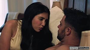 Mannens styvdotterfantasi uppfylls i het djuphalssugning