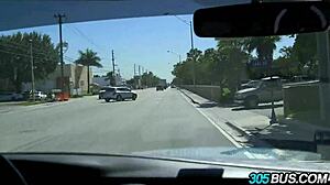 Сара Джей с огромния си задник, ударен силно в автобуса 305 за пари