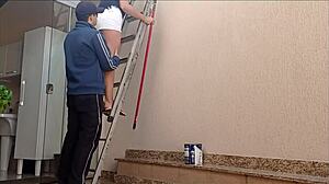 Эта замужняя девчонка соблазняет маляра, которого нанял её муж. Всё становится жарко быстро!