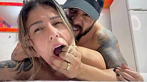 Quando pega daquele jeito sente tudo dentro pau latejando quase gozando