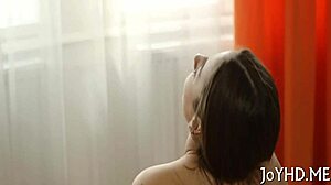 Evropská teen 18+ s těsnou kundičkou poskakuje na tlusté kurvě po drsném blowjobu a cucání