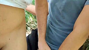 Dois Motoqueiros Transando Por Trás De Uma Fábrica Cheio De Matos