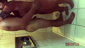 Bionda mostra fica in auto