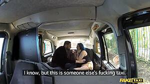 Фейк такси: дикий секс пары на заднем сиденье