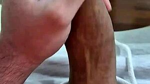 Batendo uma punheta deliciosa