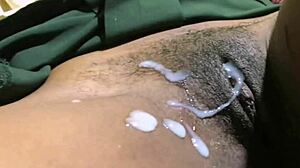 Ebony-kaunotar saa kyrvän myöhään yöllä vaatteet revittyinä