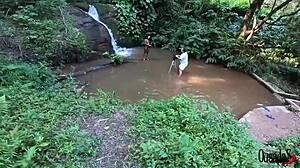 A negra novinha fazendo fotos e vídeos no riacho - bruna black.