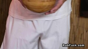 สาวนมปลอมใหญ่ขี่ควยนวดตอนเซสชั่นนูรูมันน้ำมัน