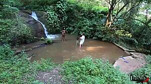 A negra novinha fazendo fotos e vídeos no riacho - bruna black.