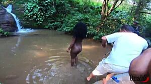 A negra novinha fazendo fotos e vídeos no riacho - bruna black.