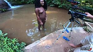 A negra novinha fazendo fotos e vídeos no riacho - bruna black.