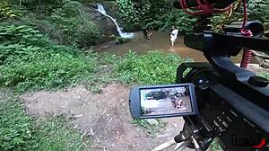 A negra novinha fazendo fotos e vídeos no riacho - bruna black.