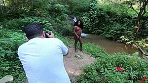A negra novinha fazendo fotos e vídeos no riacho - bruna black.