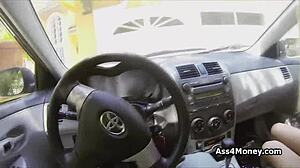 Koude blonde spijbelt voor snelle betaalde buiten neukpartij.