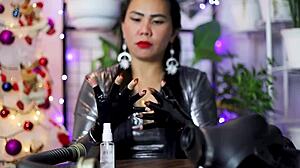 Sorte latexhandsker udløser intense fetish ASMR-vibes.