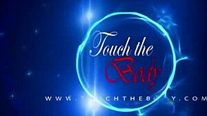 Amies brunes se font un massage lesbien sensuel et câlin