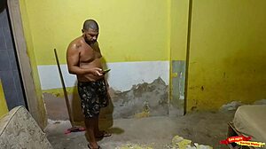 Zapeljem gradbinca, ki ga je moj mož najel za delo doma, dokler me ne poje