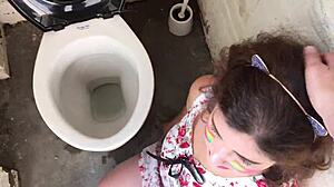 Ingoia sborra e piscio dopo aver ingoiato il cazzo in toilette