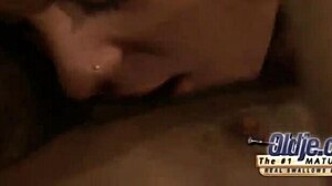 Горяща жена поглъща дебелия кур на дядо за горещо действие