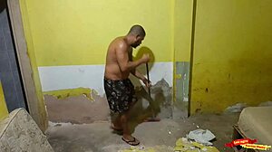 Seduzir O Pedreiro Que Meu Marido Contratou Para Fazer A Obra Aqui De Casa Até Ele Me Comer