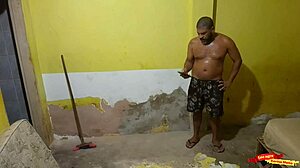 Seduzir O Pedreiro Que Meu Marido Contratou Para Fazer A Obra Aqui De Casa Até Ele Me Comer