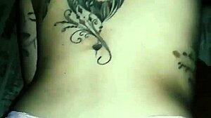 safada tatuada dando d