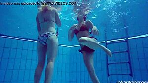 Marusia og Melisa Darkova dykker inn i heftig undervann lesbisk action.