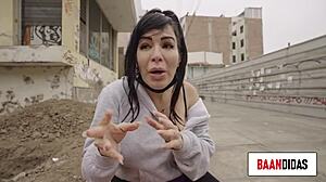 MILF latina gagne en célébrité dans une scène publique.