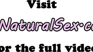 Hej, patrz jak ta klasyczna laska ssie kutasa i zostaje przejebana w pozycji kowbojki!