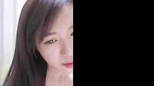 야, 이 중국 여자 웹캠에서 스트립하는 거 보고 싶어?