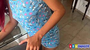 Morra sexy de culo grande limpia la casa y le propongo coger follame y no te corras adentro puto