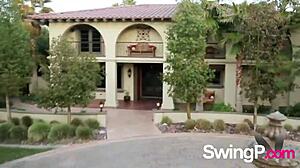 רוצה להצטרף למשחקי סקס כיפיים בחוץ לפני שהאורגיה הפרועה של החלפנים מתחילה?