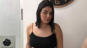 calificándole la polla a mi vecino pov en español 😏