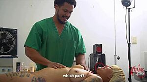 Rubia venezolana Kerly Hot necesita desestresarse y termina follando con enorme masajista moreno?