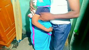 इंडियन आंटी कमरा साफ करते हुए पकड़ी गई, अंत में हाउस ओनर से चोदाई करती है