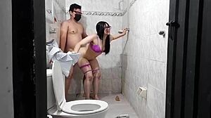 Hermoso hombre y me folla rico y mas encima quiere que le meta la lengua en el culo y se lo enjabone suavemente