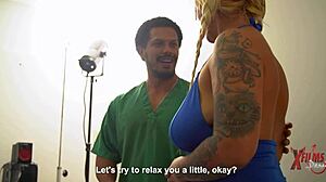 Rubia venezolana Kerly Hot necesita desestresarse y termina follando con enorme masajista moreno?