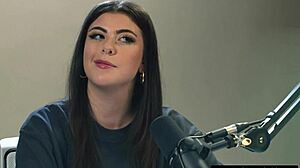 Attractive Gal Ritchie Solo Masturbation Orgasm Close-Up